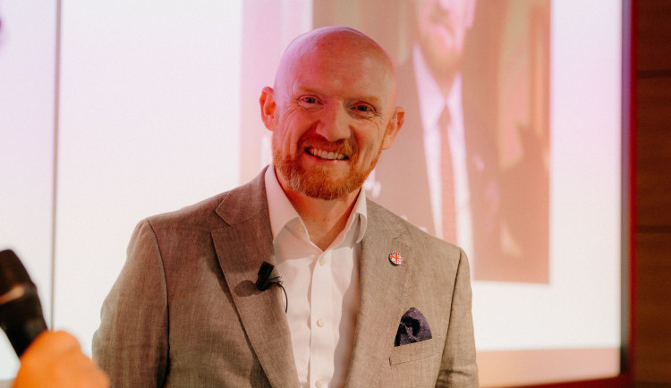 Znám hapinu, pikador ještě ne, řekl britský velvyslanec Matt Field při návštěvě Budějc