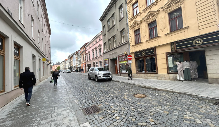Nové lavičky a zeleň promění jihlavskou Benešku v přívětivější místo pro pěší