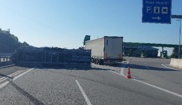 Na D1 u Velkého Meziříčí bourala dodávka s podvalem. Kolona se už pomalu rozjíždí