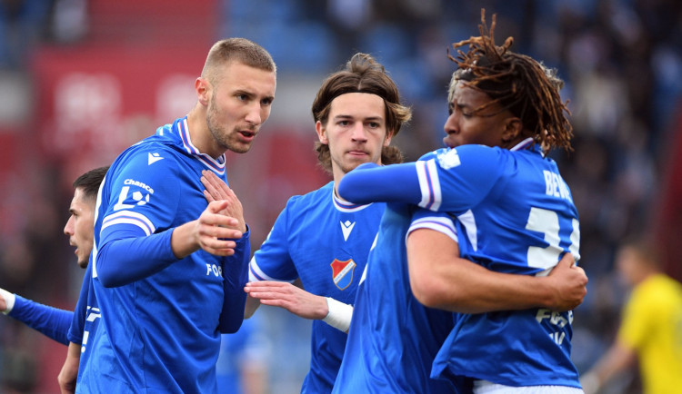 Fotbalisté Dukly po třech vlastních gólech prohráli, Baník může první ligu udržet