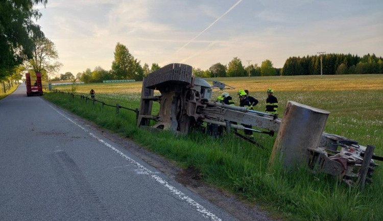 Řidič vezl bagr, který se mu převrátil, nehoda skončila bez zranění