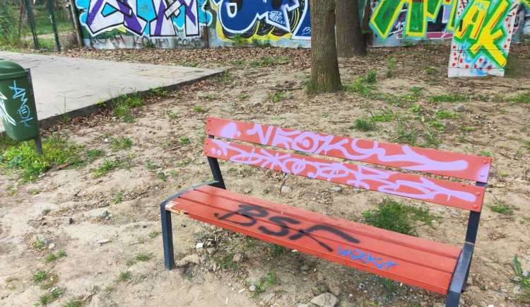 Hejčín trápí sprejeři, zničili park. Lidé z komise městské části je vyfotili a obrátili se na policii