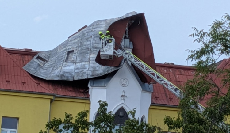 Silný vítr utrhl obrovskou střechu na škole v Dlouhé Loučce, hrozilo zřícení. Hasiči plechy rozřezali