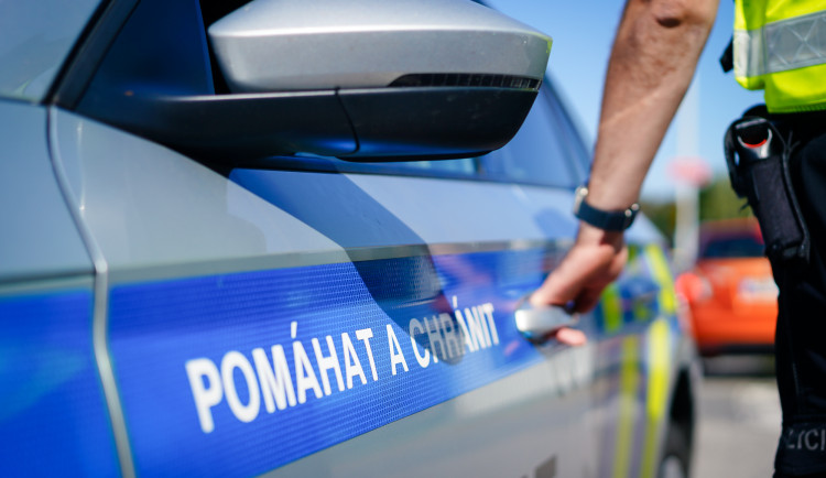 Incident mezi autobusákem a kamioňákem zablokoval D2 před Brnem