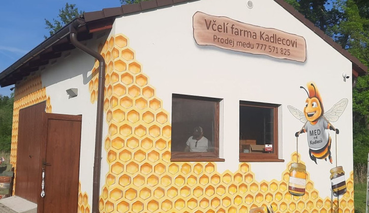 Zloděj řádil u včelího domečku. Kamera zachytila muže, který se vracel pro včelíny