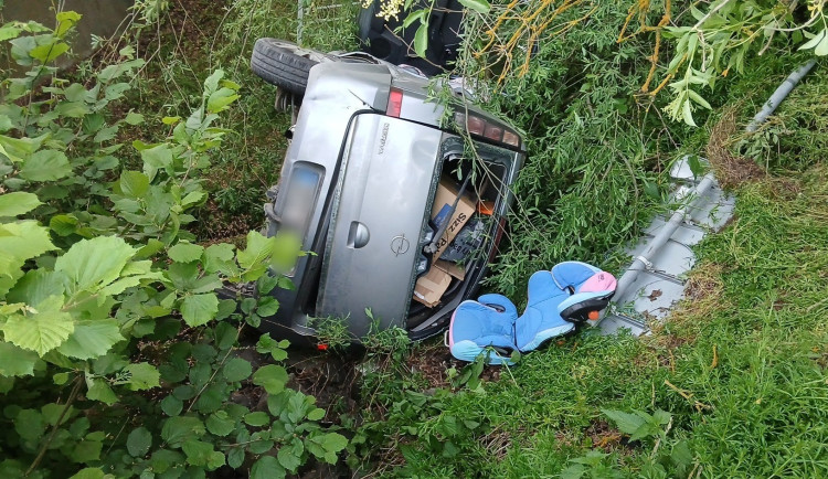 Auto vyletělo ze silnice, prorazilo zábradlí a zřítilo se ze srázu do koryta potoka