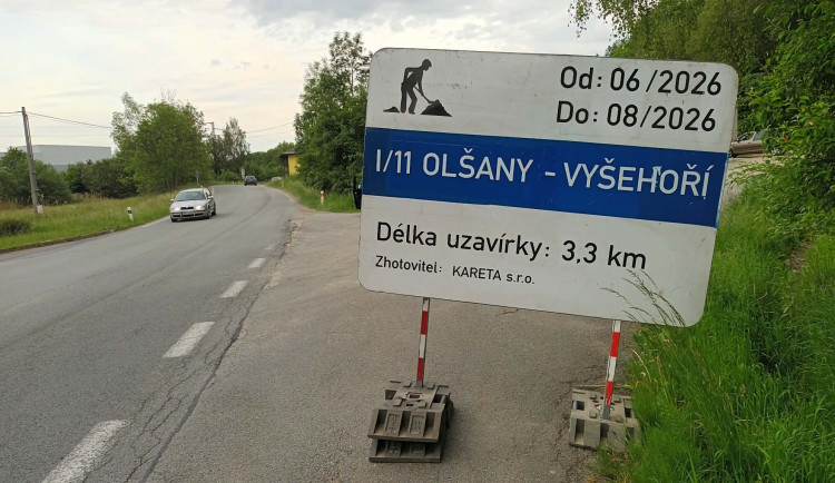 Cestování do Jeseníků a do Polska komplikuje oprava na Šumpersku. Vytížená silnice má trhliny