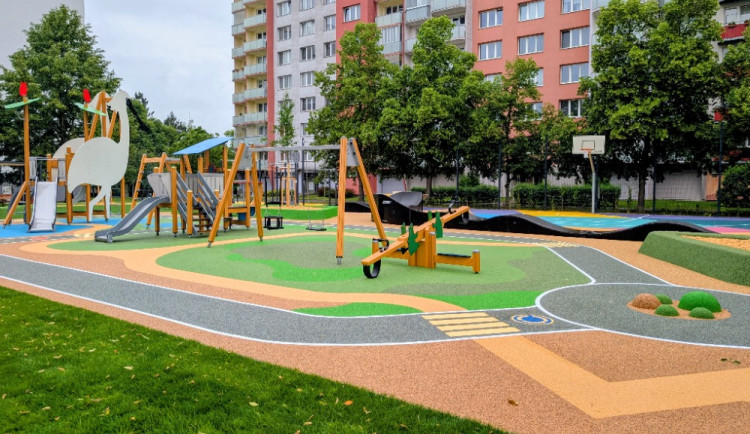 Na Vltavě otevřeli nové hřiště za devět milionů. Nechybí pumptrack ani workout