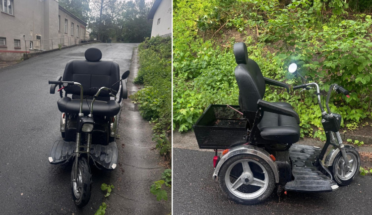 Záhadně opuštěná elektrická tříkolka pro invalidy stojí v ulici už přes měsíc