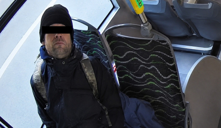 Policie už ztotožnila predátora, který ve vlakovém kupé drsně obtěžoval ženu