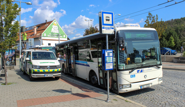 Nově i o víkendu. Do vybraných autobusů na Brněnsku cestující nastoupí všemi dveřmi