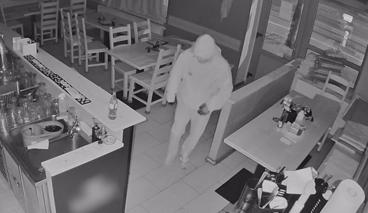 VIDEO: Muž vykradl v Praze 20 podniků, dveře rozbíjel jateční pistolí