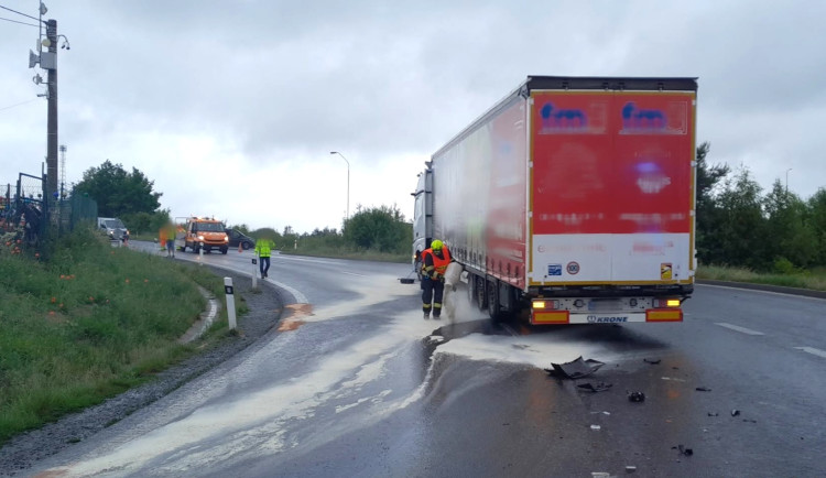 Hlavní tah do SRN ochromila u Folmavy nehoda kamionu. Další havaroval na Svaté Kateřině
