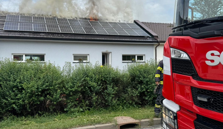VIDEO: Plameny poničily střechu i fotovoltaiku. V Lutíně hořel rodinný dům