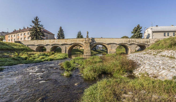 Historický Svatojánský most v Litovli se v létě dočká oprav. Do jeho konstrukce zatéká