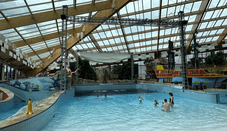 Tematické večery i exotické menu. Aquapalace Praha láká na léto ve stylu Tahiti