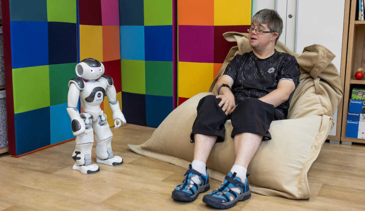 Robot Robic cvičí s klienty sociálních služeb. Odlehčí pečovatelkám, v kraji zůstane