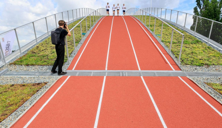 Unikátní atletická dráha s náběhovým kopcem je na střeše sportovního objektu
