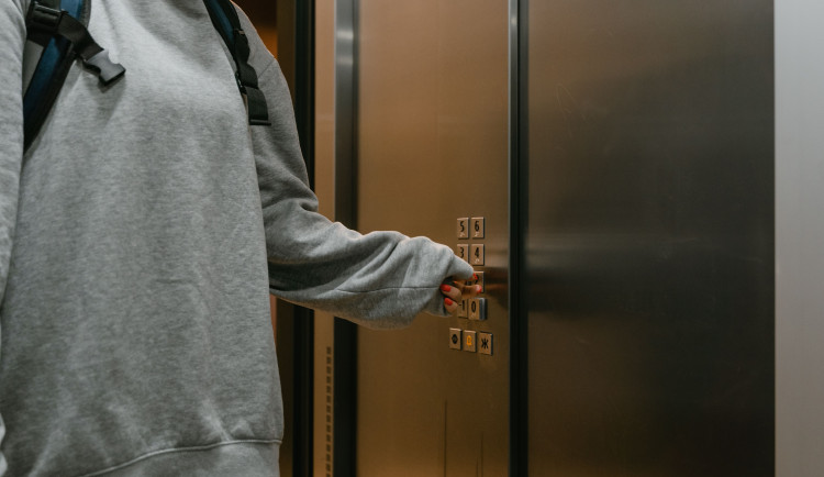 Do rozestavěné výtahové šachty v Řepích spadla opilá žena. Vážně se zranila