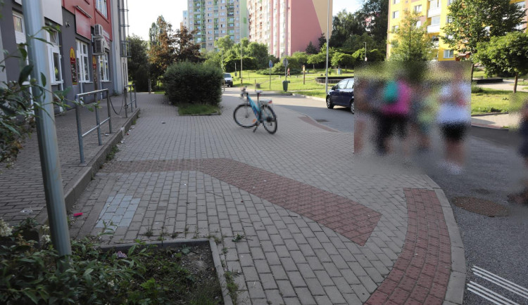 Srážka cyklistky s malým chlapcem na Špičáku. Policie hledá svědky