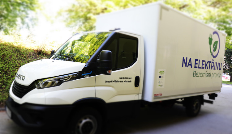FOTO: V novoměstské nemocnici rozváží jídlo elektromobil, stál přes dva miliony