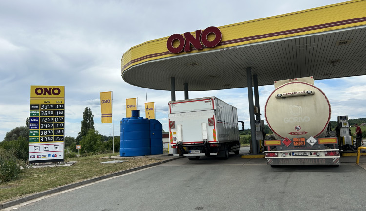 Výhodné tankování v Polsku? Naftu mají některé české pumpy levnější