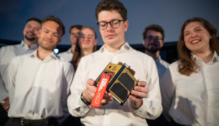 Brněnští studenti sestrojili vlastní družici, už brzy poletí do vesmíru
