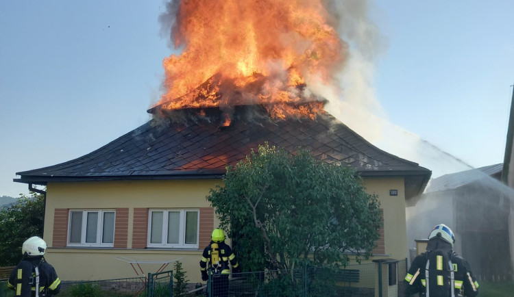 Hasiči likvidovali mohutný požár rodinného domu na Pecce. Použili výškovou techniku