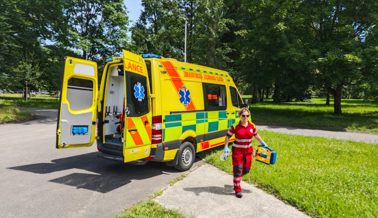 Desítky kolapsů z vedra, dehydratace. Záchranáři v Moravskoslezském se o víkendu ještě nezastavili