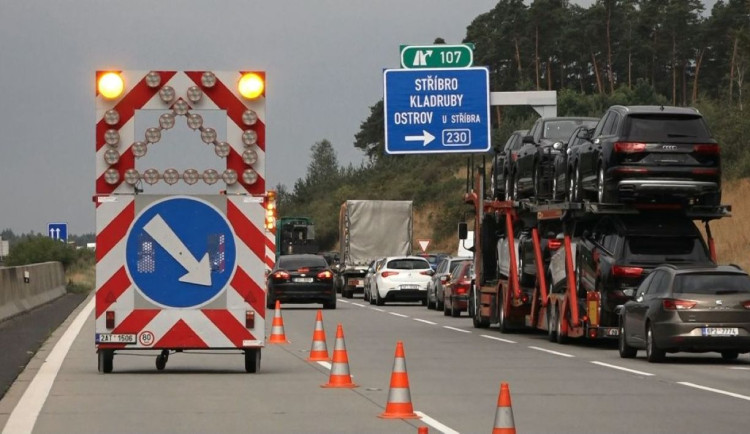 Motoristy čekají další komplikace na D5. Začíná oprava desetikilometrového úseku
