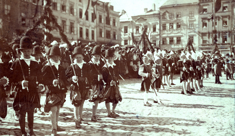 Jihlava 1899: O největší slavnosti v historii města šel havířský průvod dvakrát
