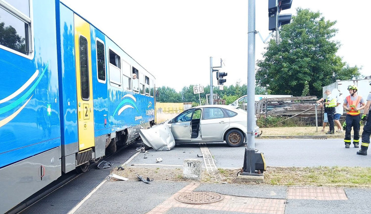 Auto se na železničním přejezdu střetlo s jedoucím vlakem