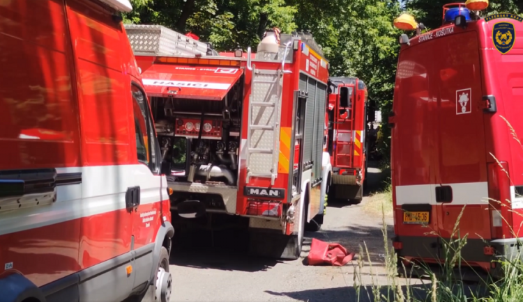 Člověk na invalidním vozíku spadl do řeky. Do záchranné akce vyjeli hasiči se čluny