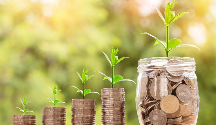 Prázdninová pauza v investování se může prodražit. Pravidelnost je základ