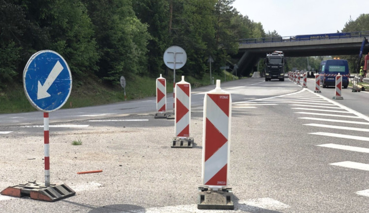 Stavební dělníci na Vysočině pracují i v horku. Přivaděč dostane nový asfalt