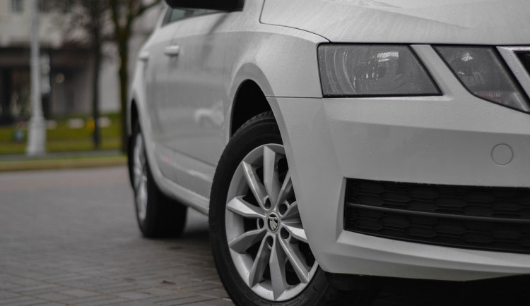 Český autoprůmysl 2025: druhý nejsilnější rok a rostoucí elektrifikace