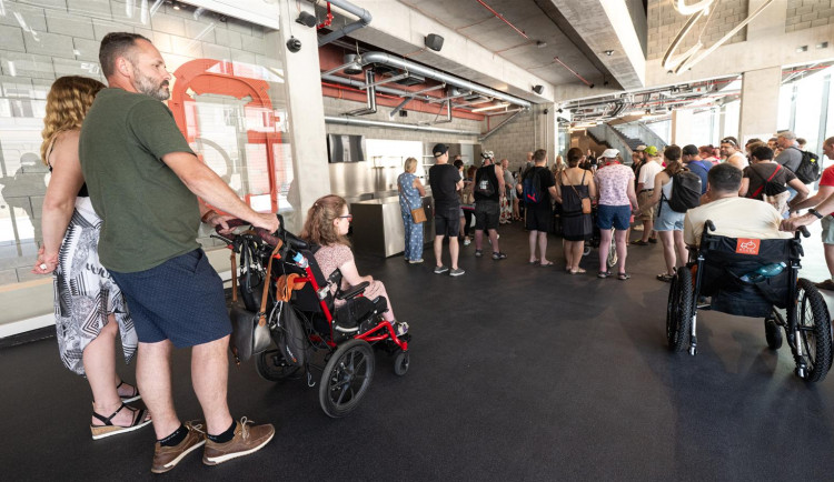 Lidé s handicapem přišli na prohlídku Horácké arény. Řešila se i její bezbariérovost