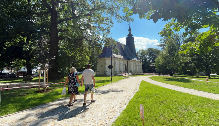 VIDEO, ANKETA: Radost v Jihlavě. Smetanovy sady s novou zelení jsou otevřené