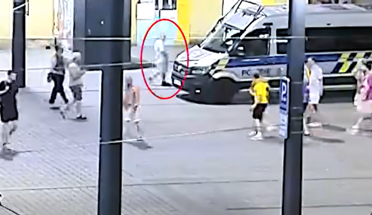 Agresivní muž narazil pěstí do auta těžkooděnců, policisté ho museli zpacifikovat