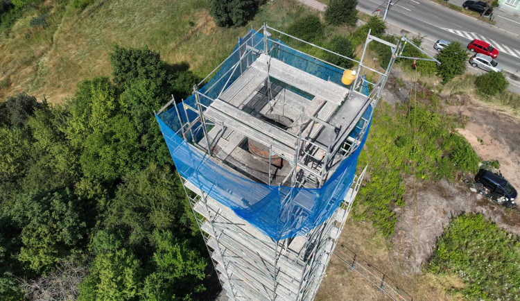 FOTO: Opravy komína v Kuklenách: Kvůli bezpečnosti přijde o tři metry výšky