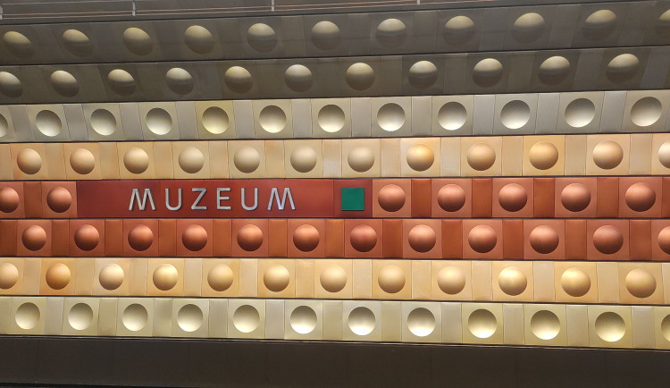 Druhá nehoda v metru za jeden den. Na Muzeu se těžce zranil další mladý muž