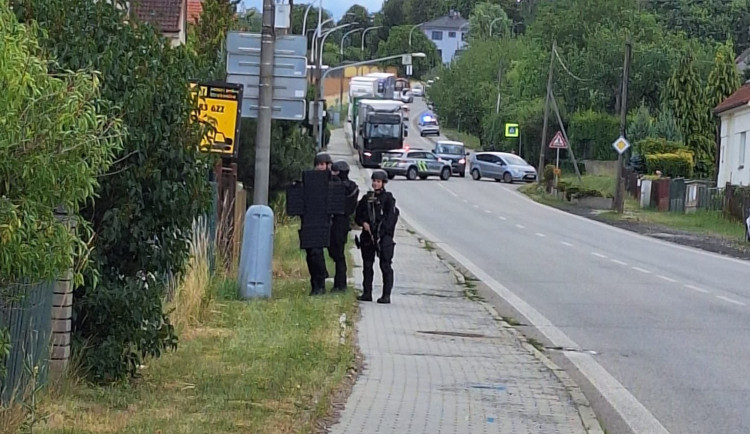 Policie ve Strakonicích zadržela ženu se střelnou zbraní, mířila na svého souseda