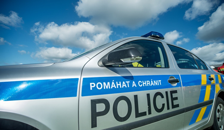 Policie pátrá po muži, který se pokusil vyloupit poštu v Kratonohách
