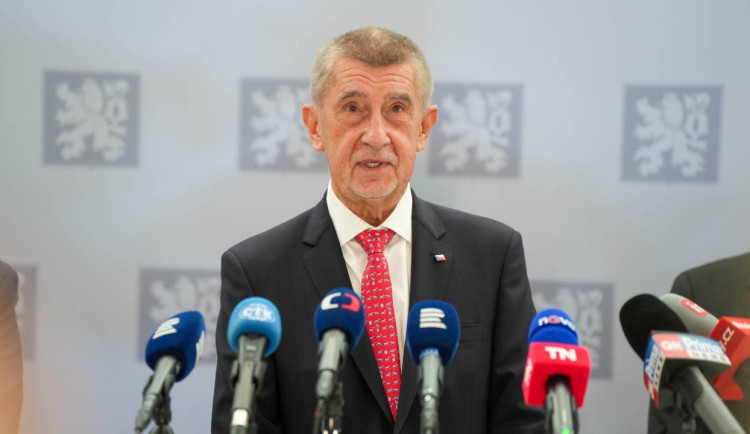 Česko navýší obranné výdaje o 36 miliard Kč, uvedl Babiš na summitu NATO