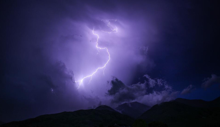 Bouřky, přívalové deště a vedra. Meteorologové varují před nevyzpytatelným počasím