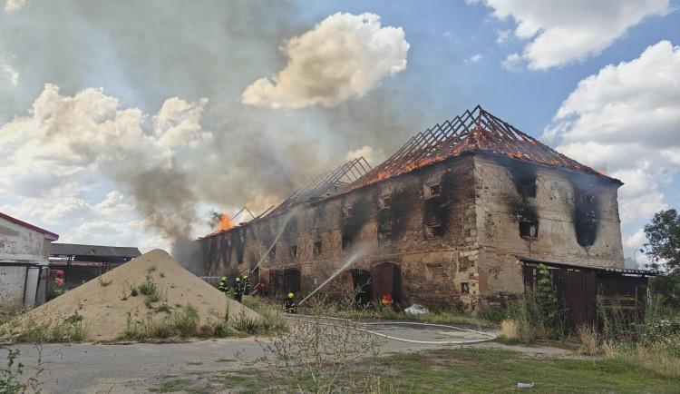 V Praze hoří stodola, hasiči vyhlásili druhý stupeň poplachu