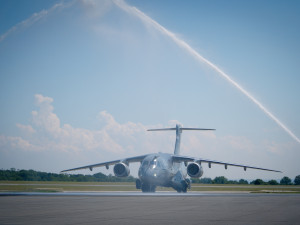 FOTO: Armáda si převzala první dopravní letoun Embraer. Podívejte se, jak vypadá uvnitř