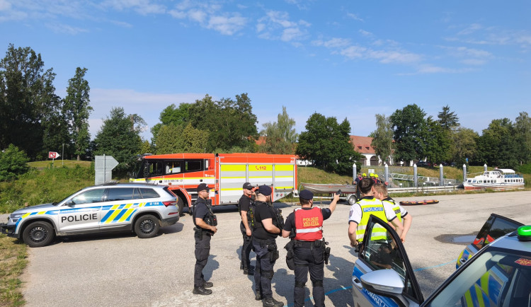Muž skočil z mostu do Vltavy a pátrali po něm desítky policistů. Byl v pořádku u svého známého