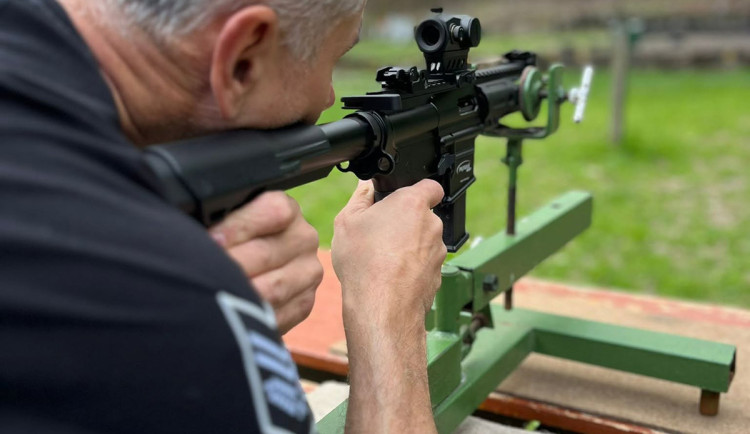 Strážník se samopalem? Mylný příspěvek na sítích vyvolal v Šumperku pozdvižení