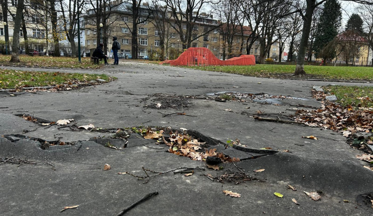 Park v Jihlavě obsadí dělníci. Za 1,5 milionu korun tam opraví cestní síť